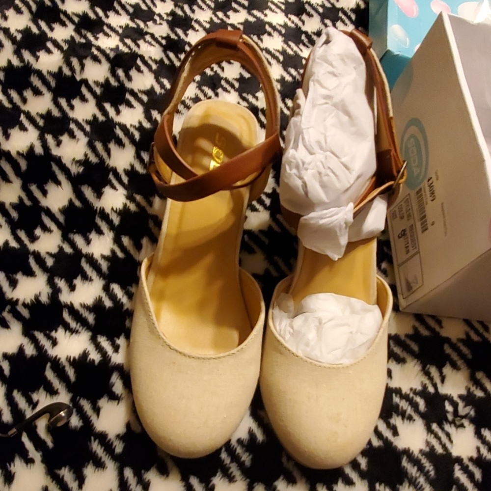 Shoes - Picture 3 of 4